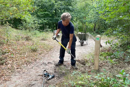 2 aanemer plaatst tussenmarkering op landgoed koningshof natuurmonumenten
