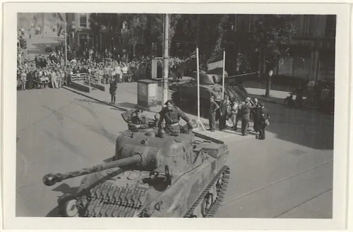 bevrijding intocht op het verwulft van de canadezen met tanks en legerauto s nha