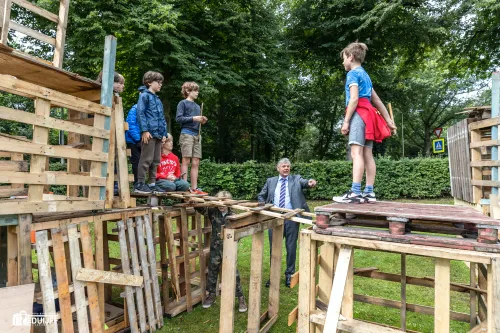 burg geeft instructies