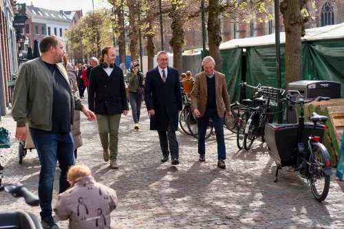 burgemeester jos wienen krijgt rondleiding langs tegels