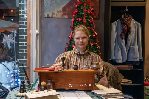 dame binnen schrijft