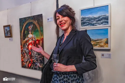 dame met kunstwerk art