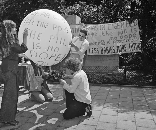 dolle mina beweging protesteert bij pauselijke nuntius t e den haag tegen geboor bestanddeelnr 926 5695