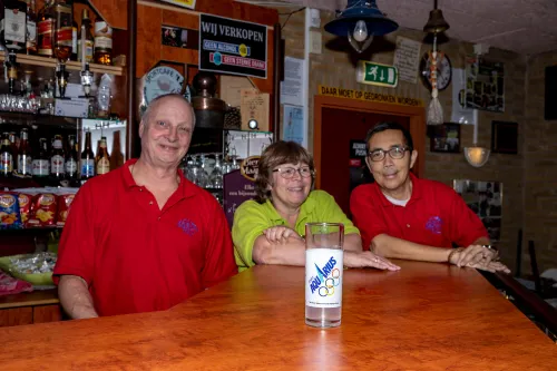 drietal achter de bar