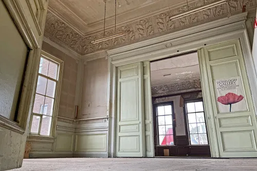 een van de zalen op de verdieping met en suite deuren foto stadsherstel amsterdam kopieren
