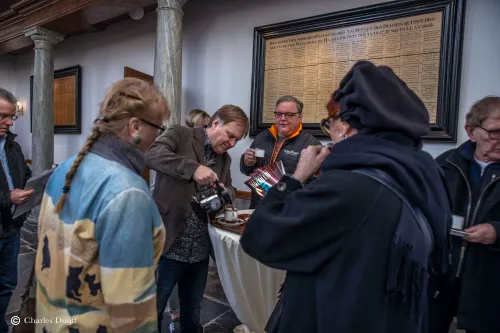 eric serveert koffie