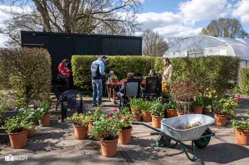 gezelschap bij schooltuinen