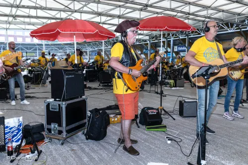 gitarist app gekleed