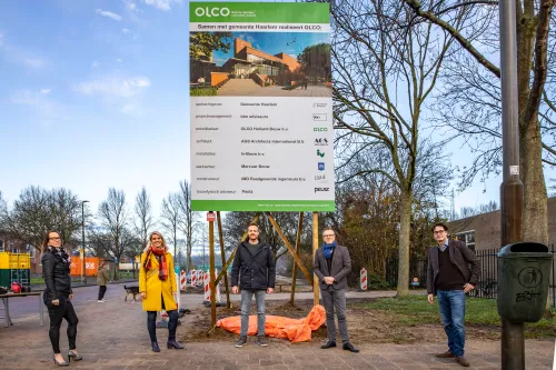 groepsfoto onthulling bord