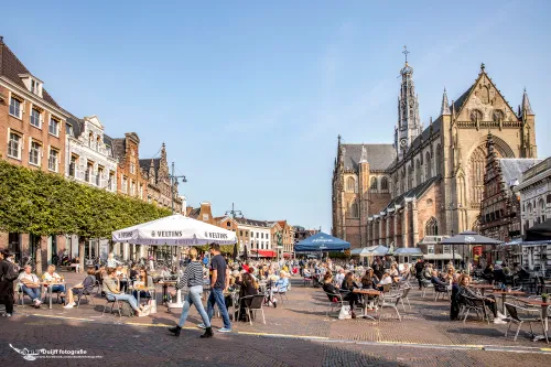 grote kerk en terrassen