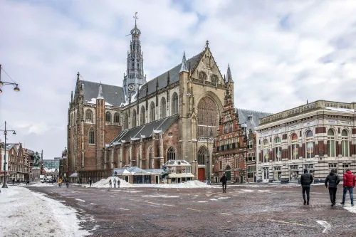 grote markt ontsneeuwd