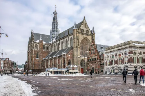 grote markt ontsneeuwd