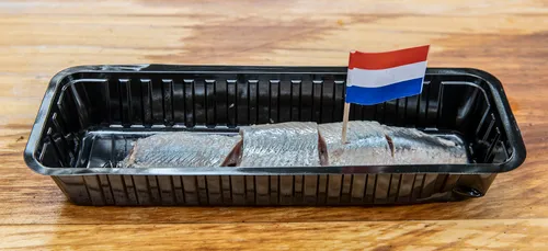haring met vlag in bakje small