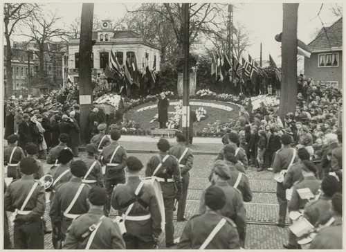herdenkingsbijeenkomst bij het voorlopige verzetsmonument aan de dreef ziende naar het oosten nha