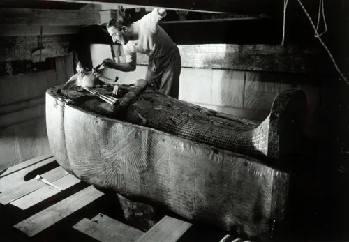 Howard Carter verwijdert het stof van de mummie van Toetanchamon (foto: Wikipedia)