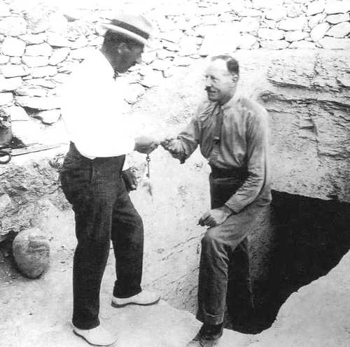 Howard Carter en Lord Carnarvon voor de ingang van het graf van Toetanchamon (foto: Wikipedia)