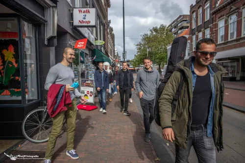 jonge mannen walk 2 shop