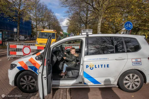 jongen politieauto