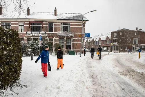 jongens nabij verbindingsweg