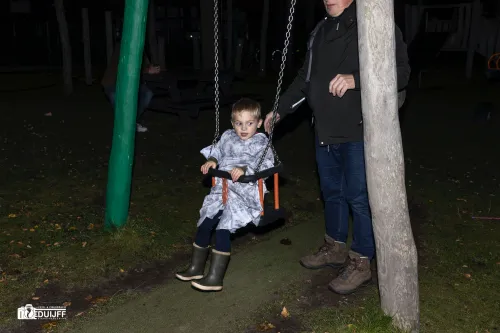 jongetje op schommel