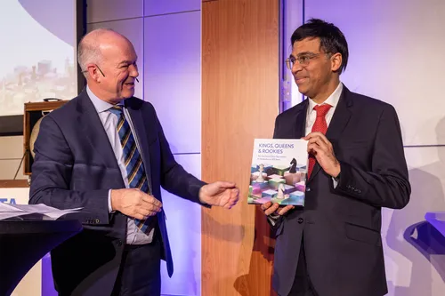 jubileumboek tatas steel chess overhandigd aan anand 1