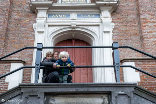 kinderen en moeder bordes stadhuis