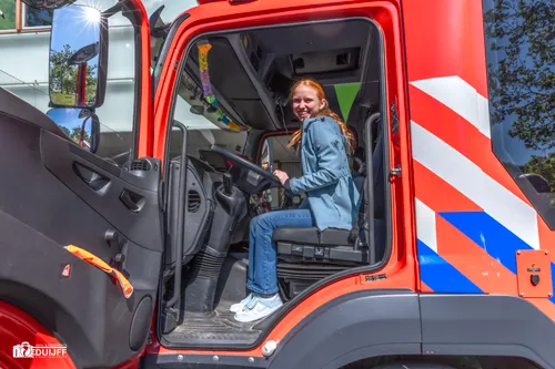 meisje in brw auto