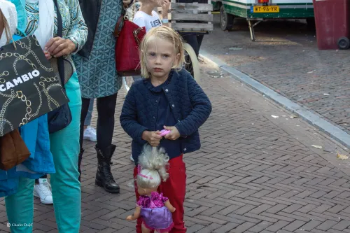 meisje met pop