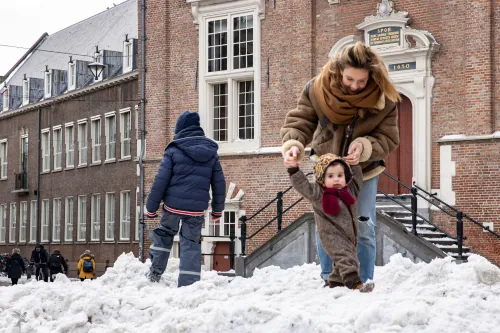 moeder en kind sneeuwberg