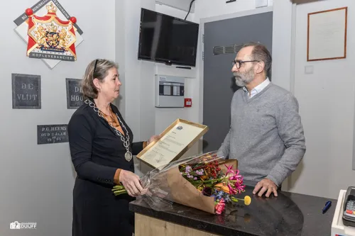 overhandigen bloemen