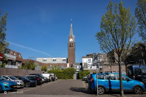 parkeerplaats kerk op achtergr