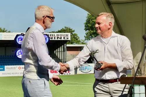pieter de waard en burgemeester frank dales uitreiking kopieren
