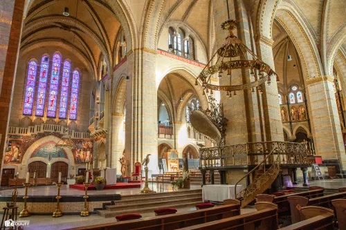 preekstel en glas in lood