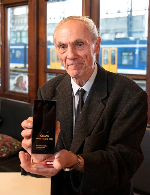 prijswinnaar cor boers met sculptuur