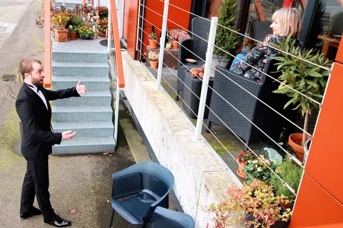 publiciteitsfoto arias aan de deur eigen foto 2