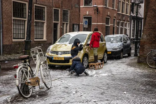 sneeuw van auto