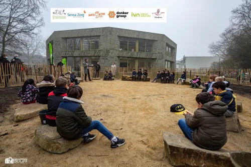 wethouder praat kids bij