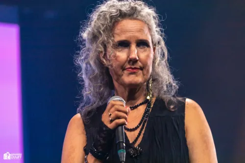 zangeres krullend haar