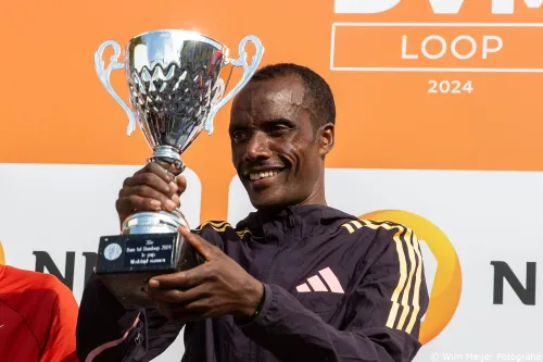 Winnaar Muktar Edris  met zijn beker