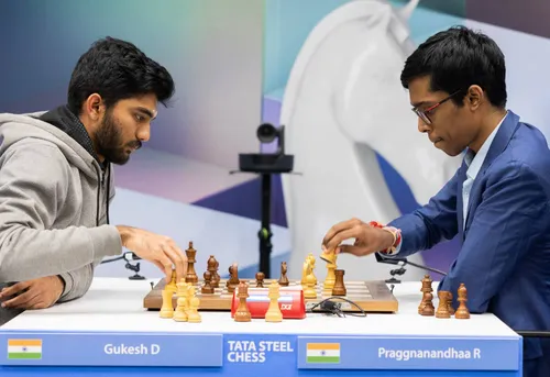 Gukesh Dommaraju  en Praggnanandhaa Rameshbabu tijdens hun allesbeslissende tiebreak
