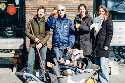 Wethouder Diana van Loenen (tweede van rechts) met medewerkers en vrijwilligers van Hof van Leijh.