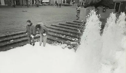 Schuimbad in de fontein in 1993. Foto Noord-Hollands Archief