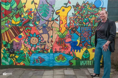 Betonmuur beschilderd