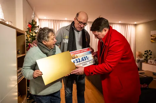 ben en lourdes ontvangen cheque van postcode loterij ambassadeur martijn krabbe