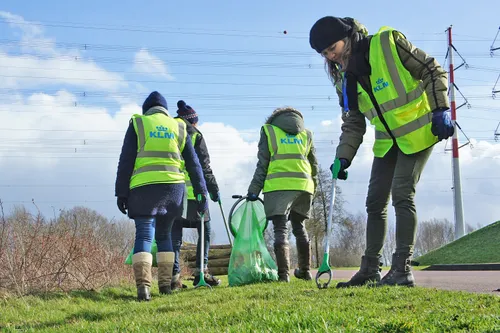 klmers ruimen afval op op evenemententerrein mysteryland lr