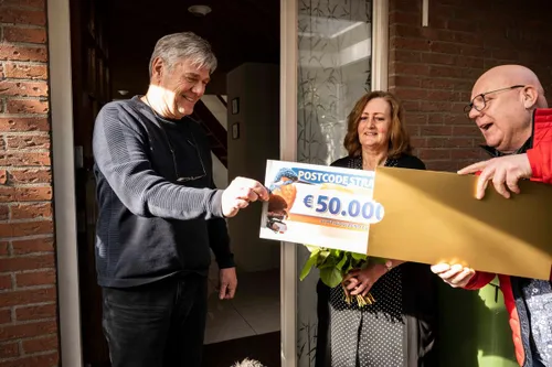 marie anne en rijn verrast door postcode loterij ambassadeur gaston starreveld