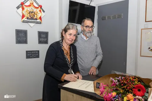 mevr nienhuis tekent