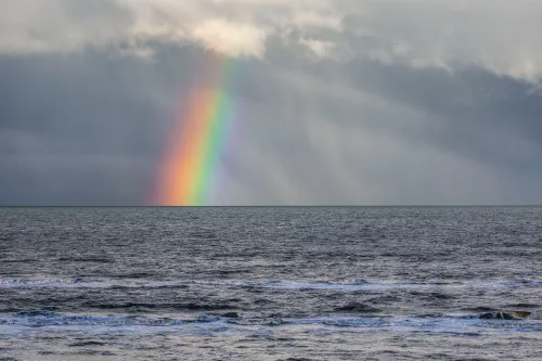regenboog boven zee