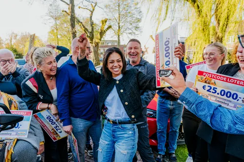 rowena krijgt de sleutel van een nieuwe bmw 1