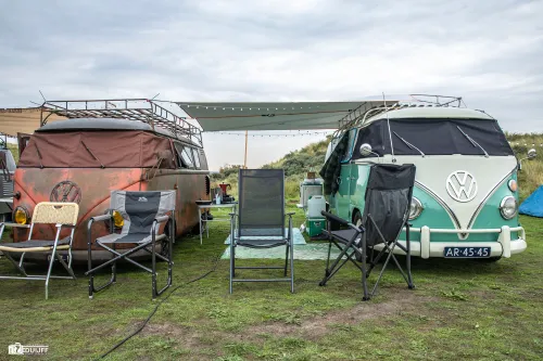 vw bus grauw en bus groen